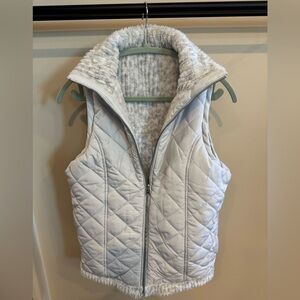 Reversible Women's Quilted Vest in Soft White/white gray